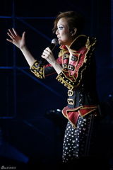 幻灯图集：郑秀文纪念入行20年 连换八套造型玩百变