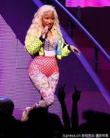 组图：麻辣鸡个唱粉丝强行上台 与保镖激烈扭打