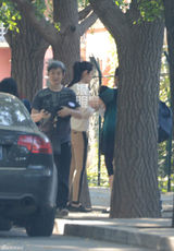 组图：姚晨曹郁带爱子小土豆拍照 一家其乐融融