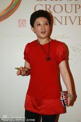 组图：葛优曲婉婷开心热聊 挠头捂嘴表情逗趣