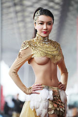 组图：龚玥菲上海车展黄金甲上阵秀美乳