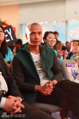 组图：何晟铭参与地球一小时做环保达人