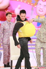 组图：郑伊健陈小春《无敌奖门人》录影玩游戏