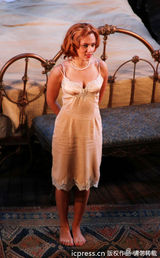 组图：斯嘉丽出演舞台剧 脱裙露豪乳“香飘四溢”