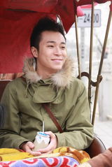 高清图：苏打绿北京采风学京剧 西单路演High翻天