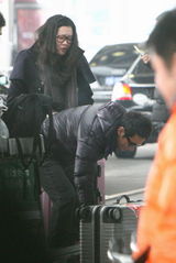 高清组图：黄晓明离京心情好 爽快收礼显随和