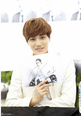 高清图：韩团EXO釜山办签名会 白衣帽清爽邻家