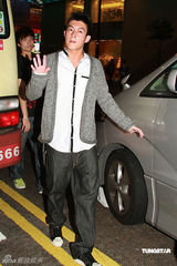 高清图：陈冠希为歌手开心站台 着装时尚容光焕发