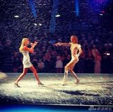 组图:维密年度大秀开幕泰勒献唱 众超模T台斗艳