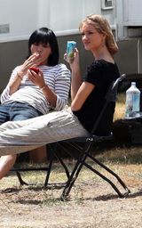 幻灯图集：《变形金刚3》新女星片场休闲不雅姿势