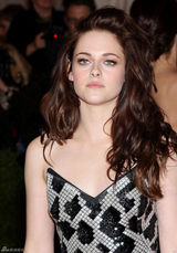 高清图：克里斯汀-斯图尔特撞色裙装亮相搭潮鞋