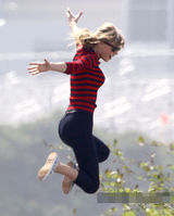 组图：泰勒拍新歌MV玩蹦床跳 热裤秀白皙美腿