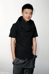 组图：包贝尔黑衣出镜彰显多面个性