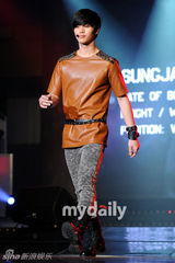 组图：韩国新人组合BTOB举行出道表演