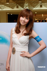 幻灯图：傅颖杨爱瑾低胸装现身分享护肤心得