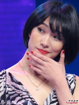 组图：花儿朵朵莫龙丹录节目 惧走光小动作不断