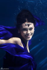 组图：韩丹彤拍水下魅惑写真 变身美人鱼秀性感