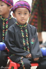 冯绍峰倪妮提前过六一 与孩子看露天电影(图)