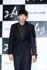 高清组图：韩片《26年》试映 任瑟雍架拐出席