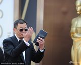 组图：王家卫张叔平黑色西装搭档亮相