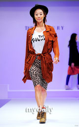 组图：韩女星崔茹珍韩惠珍服装秀 春夏秋冬全演绎