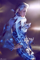 组图：李冰冰大玩双性诱惑 白发男神PK美腿女神