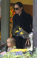 组图：朱莉带3岁爱女买花 维维安似阳光小美女