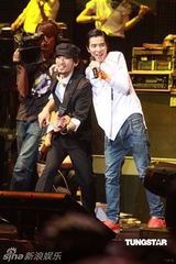 组图：萧敬腾唱《black or white》 向杰克逊致敬