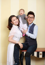 组图：金志文携妻女登封面 全家福温情迎新年