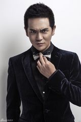 组图：张晓龙帅气写真卖萌玩转百变表情