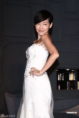 组图：小S再披婚纱讲“驭夫”经 代大S澄清未流产