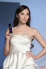 组图：吴佩慈亮相品牌代言礼裙别致优雅