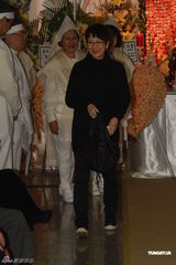 组图：薛家燕父亲出殡 披麻戴孝采用道教仪式