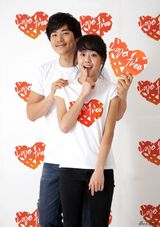 高清图：文根英金强宇携手为慈善 展现温暖笑容