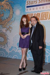 组图：郑欣宜崩溃悼念亡母 许廷铿粉碎同志传闻