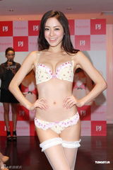 组图：模特松冈李那大秀事业线 一人展示多款内衣