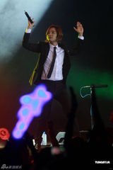 组图：张根硕影迷会劲歌热舞 人气爆棚大排长龙 