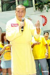 组图：欧阳震华裸体造型亮相 险遭同性当众热吻