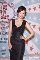 组图：天心黑色深V礼服性感出席记者会