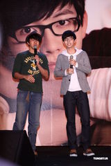 组图：胡夏趁胜追击推新辑 戴爱玲为其发片站台