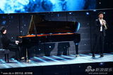 组图：李云迪钢琴助兴《彩云追月》