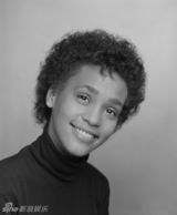 组图：惠特尼珍贵年轻照曝光 笑容灿烂展青春活力