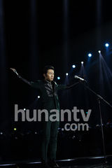 高清图：俞灏明湖南跨年夜复出献唱 表情坚毅