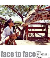 组图：蕾哈娜拍写真玩下衣失踪 大胆亲吻小狮子