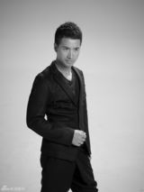 高清图：何晟铭变身“雅痞”  黑白大片睿智从容