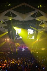 组图：张根硕秀日本绚丽演出照 拿激光枪射歌迷