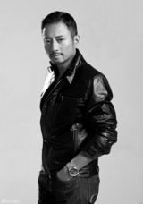 组图：张涵予新摄杂志封面 刚毅神情展现倔犟