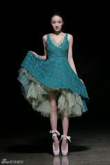 组图：“玉娆”徐璐芭蕾写真柔美瑰丽