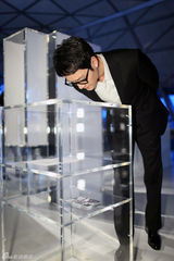 组图：冯绍峰出席一幅布景与五幕传奇展览活动