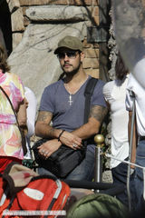 组图：绝望主妇伊娃-朗格利亚与男友当街种草莓  